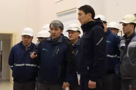 «ҚазМұнайГаз» басшысы Шымкент мұнай өңдеу зауытындағы жоспарлы-алдын алу жұмысымен танысты